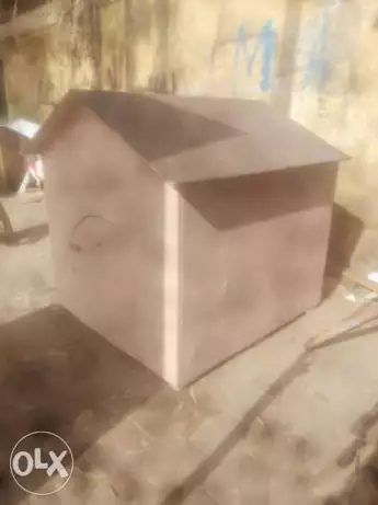 بيت كلب مبني من الخشب متر في متر